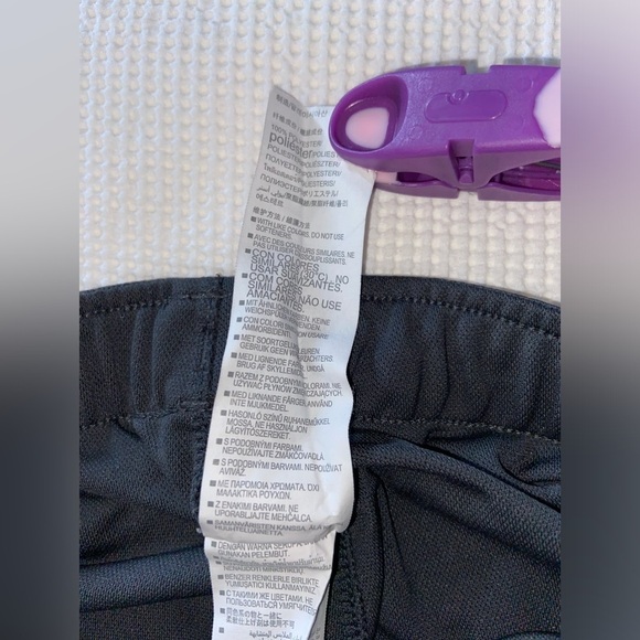 Women’s UNDER ARMOUR dark gray workout shorts heat gear loose fit size small - Picture 3 of 8